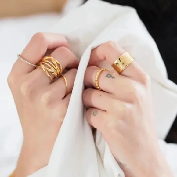 Monica Vinader Siren Muse Wide Ring in Gold sz 6 250$ - Picture 3 of 6